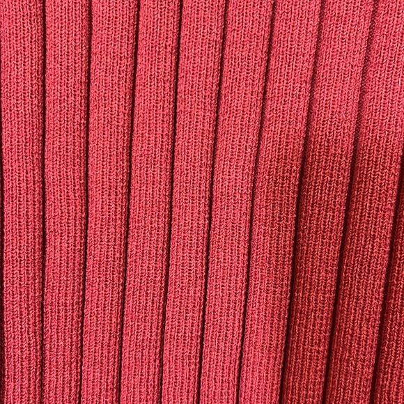 Ann Taylor sleeveless dark rose top. Size Medium. - Picture 5 of 7